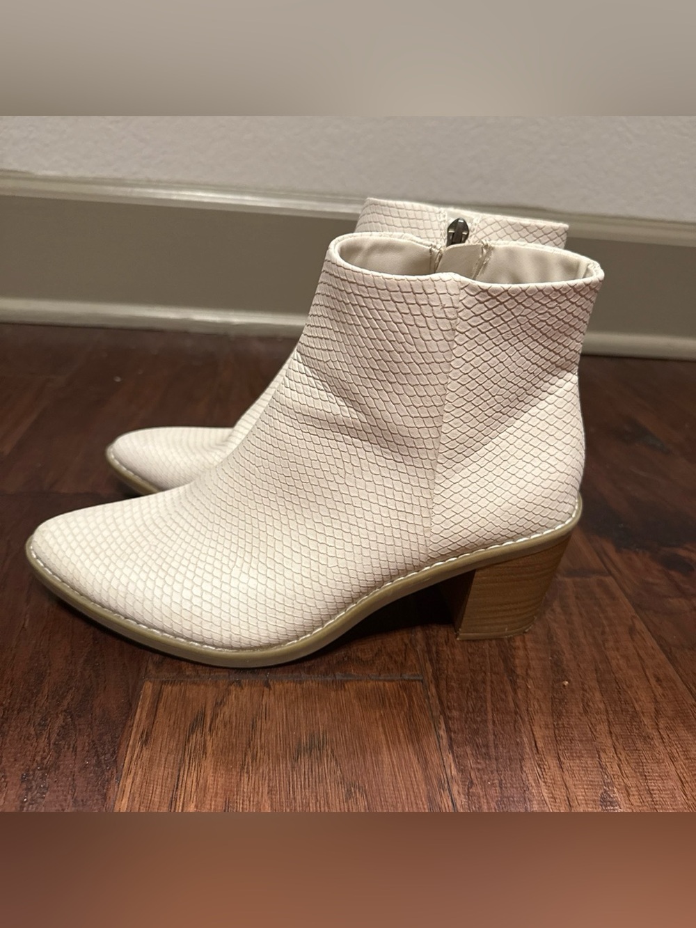Universal Thread Cream Textured Ankle Booties